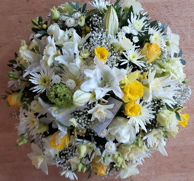 Large white and yellow posy